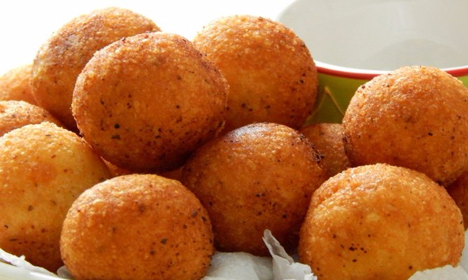 Aprenda como preparar a bolinha de queijo mais fácil do mundo