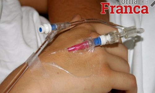 Mãe coloca sabonete líquido no soro do filho durante atendimento médico