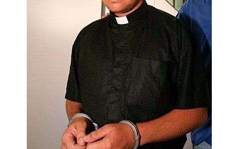 Preso em Caldas Novas, padre acusado de abusar de adolescente com deficiência
