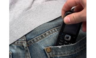 Estudante deixa celular a mostra e vira alvo de ladrão no Franca Shopping