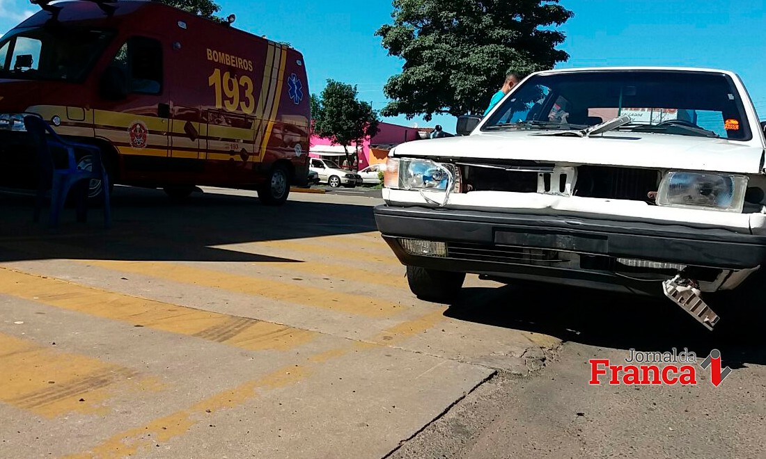 Entregador de pizza bate de frente com carro na Avenida Ademar de Barros