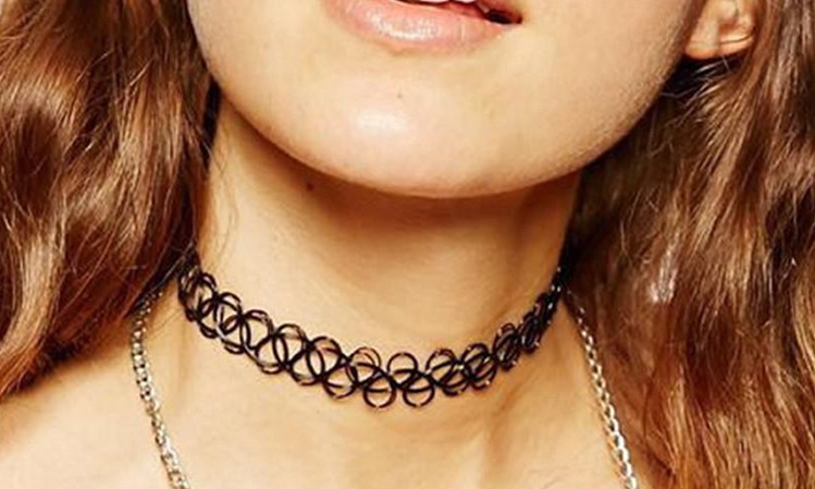 Cinco acessórios dos anos 1990 que estão de volta com tudo para a moda