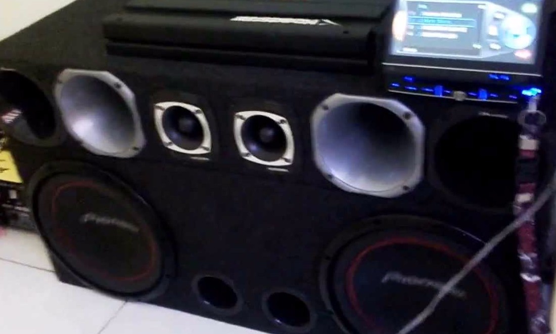 Dupla furta som automotivo e acaba na delegacia. O maior foi preso em flagrante