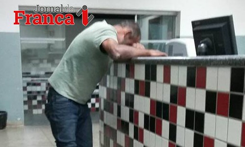 Morador de rua apanha após invadir residência no Centro de Franca