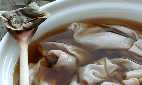 Quer tingir suas roupas de maneira natural? Invista no procedimento com chá