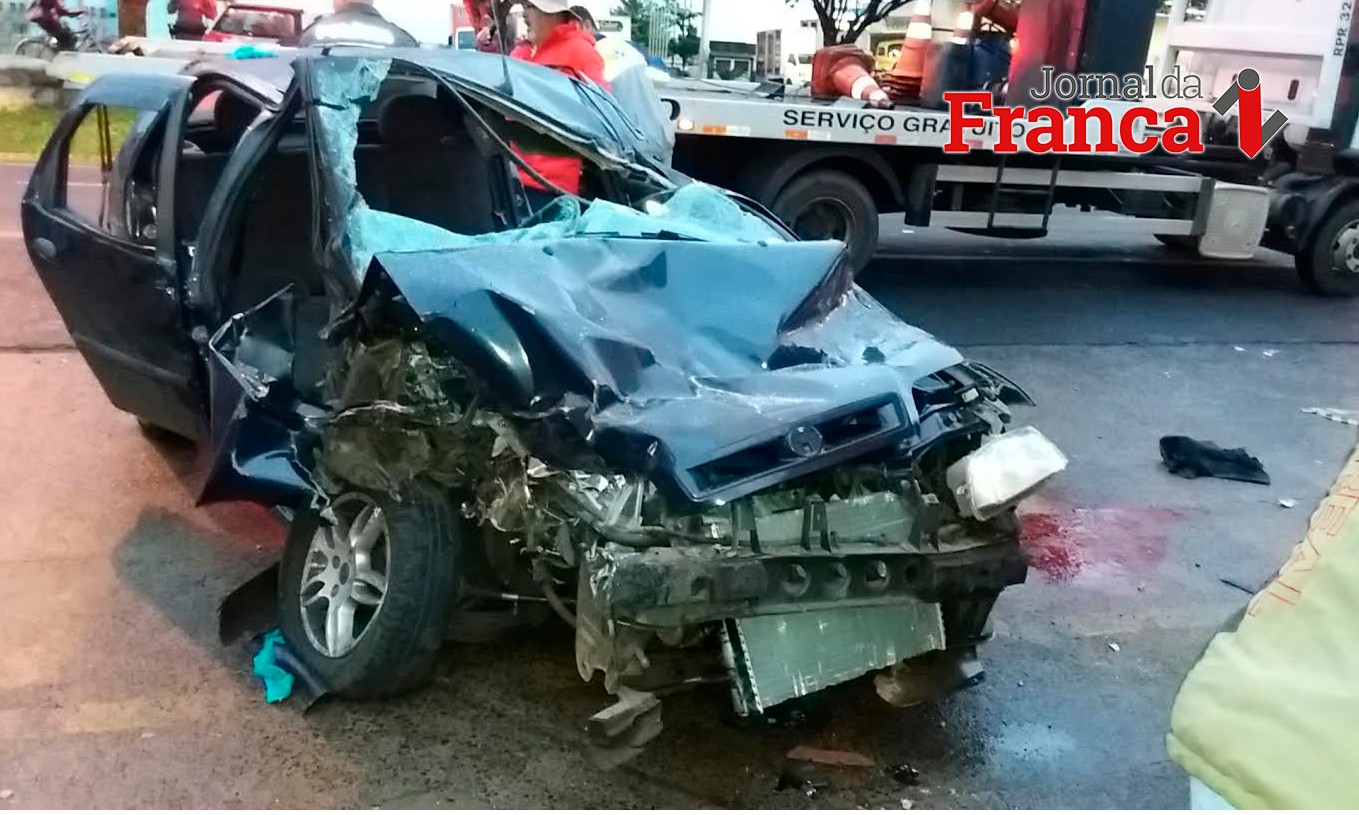Jovem arrebenta carro em caminhão no Redentor e deixa cinco feridos: vídeo