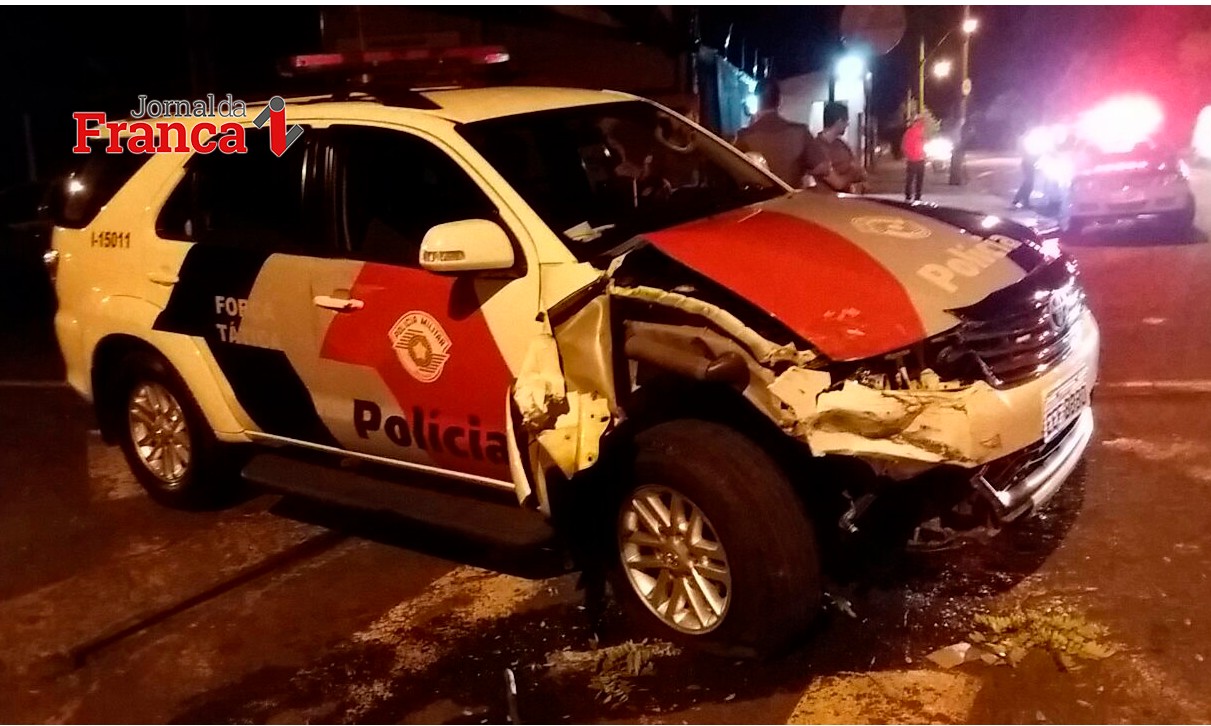 Ladrão rouba caminhão, bate em viatura, atropela policial e acaba preso