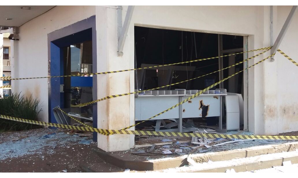Criminosos explodem caixas eletrônicos em Guará durante a madrugada