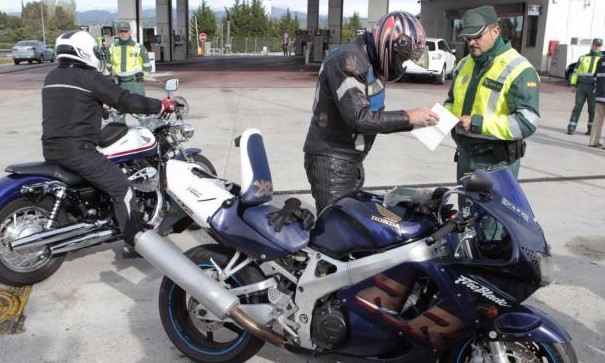 Desempregado pega moto emprestada, leva multa, não paga e ainda ameça o dono