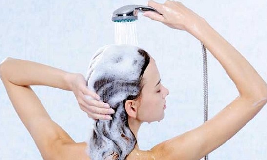Dicas para lavar os cabelos corretamente e deixar as madeixas mais saudáveis