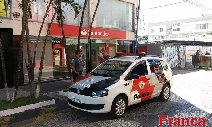 Criminosos atiram e roubam malote com R$ 100 mil na porta do Banco Santander
