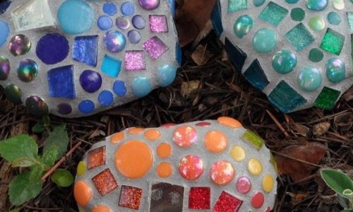 Inove no jardim de sua residência com pedras decorativas