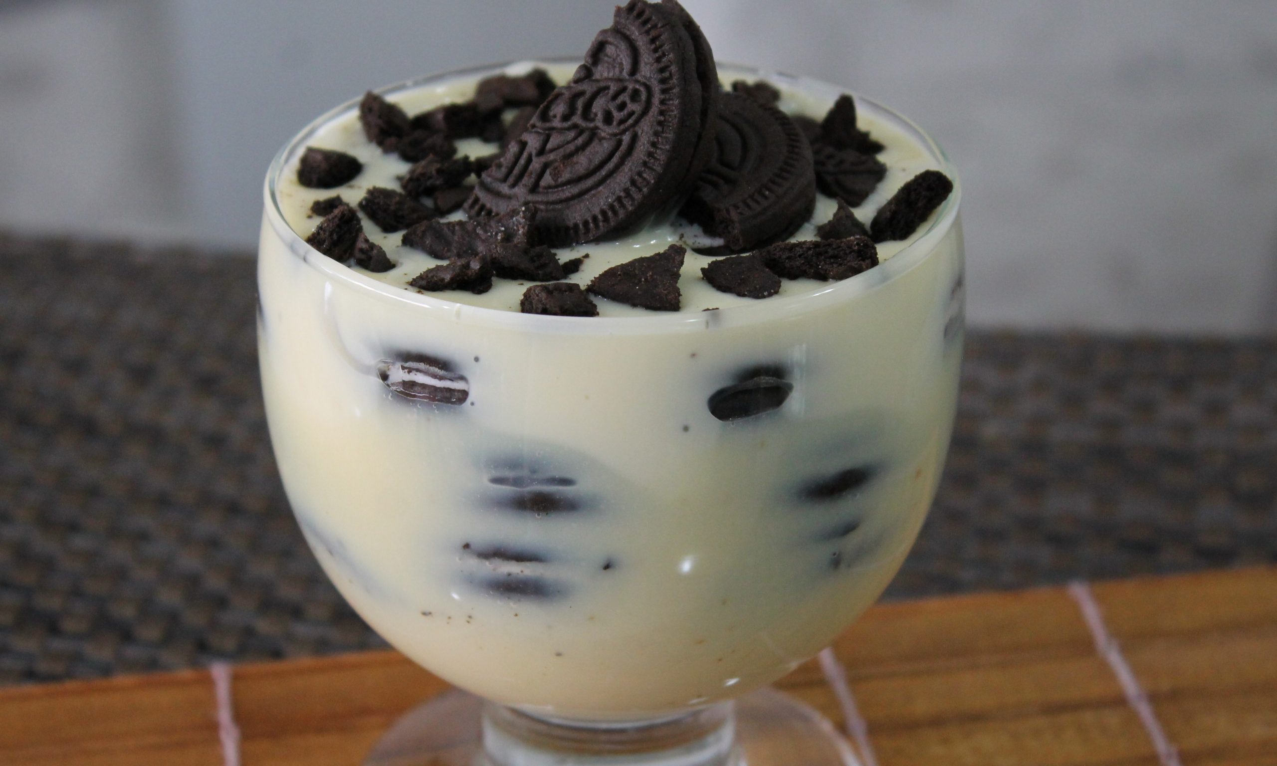 Mousse de chocolate branco com bolacha Negresco vai te conquistar à primeira vista