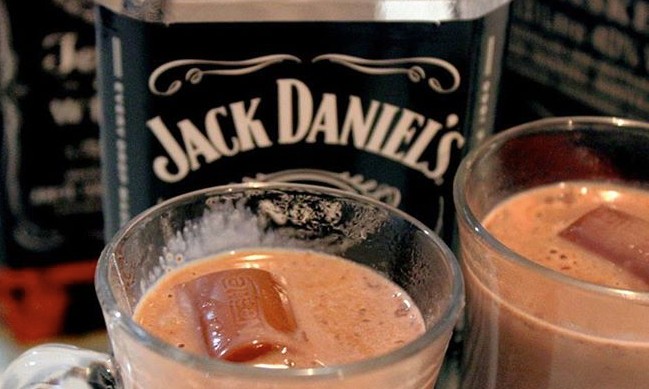 Aprenda como fazer Chocolate Quente de Jack Daniel’s com Suflair