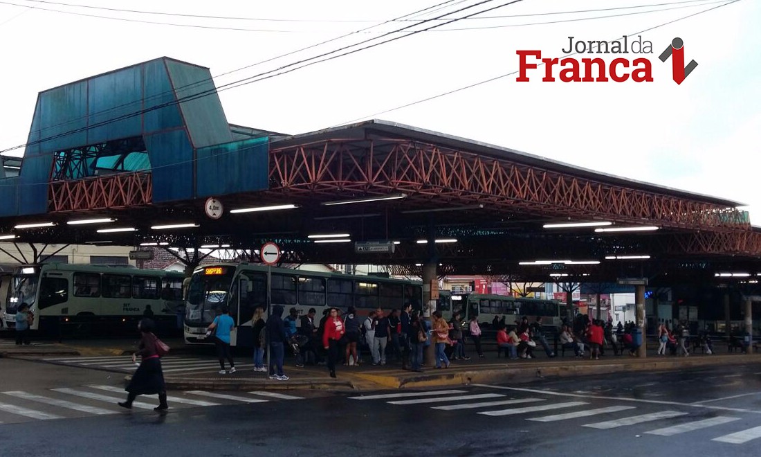 Passageiro espanca cobrador de ônibus que teria ofendido aposentado