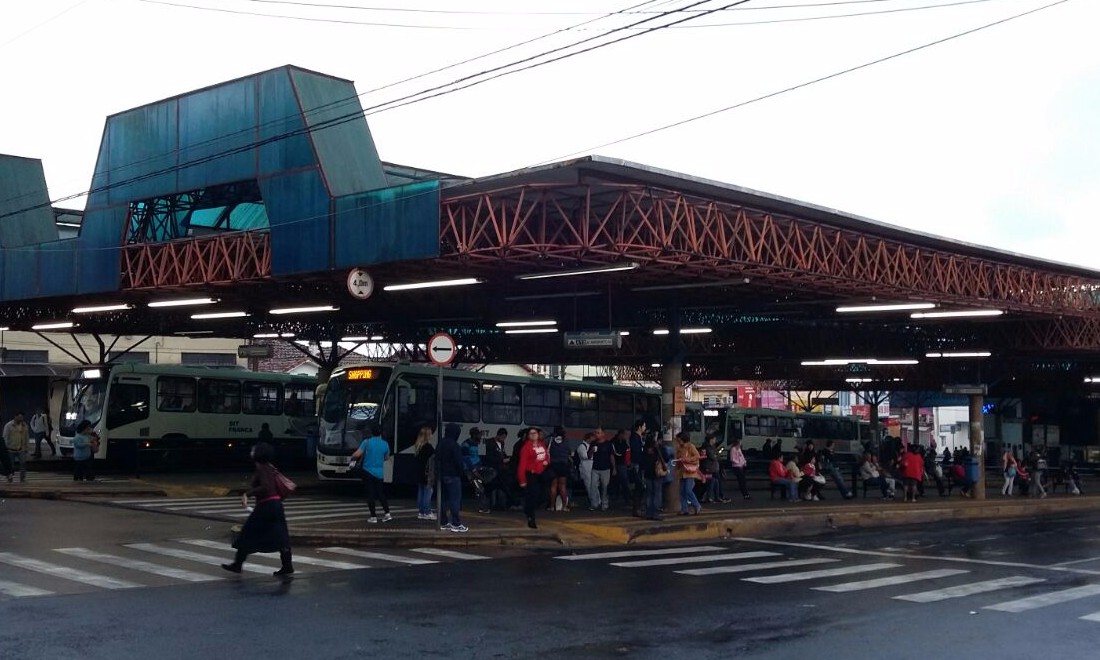 Marginal quebra vidro de ônibus da São José na zona sul usando um Skate