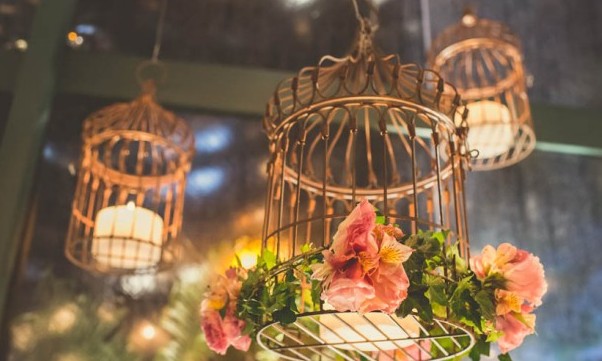 Gaiolas aparecem como peças de decoração para criar ambiente romântico