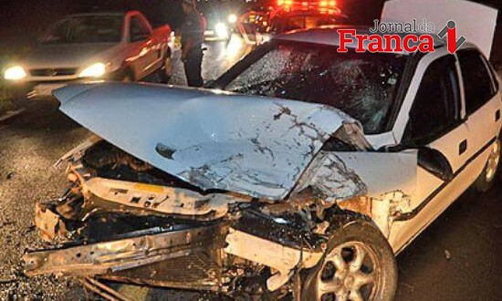 Jovem despenca com carro na Cândido Portinari e acaba preso por embriaguez