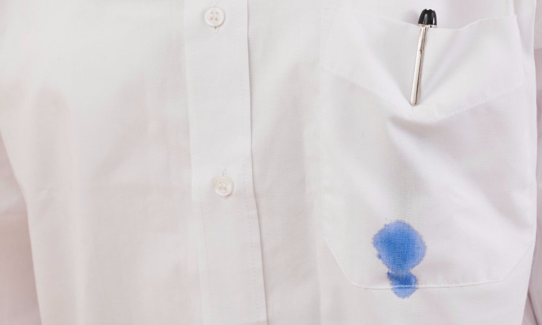 Aprenda como eliminar manchas de canetas de sua roupa com facilidade