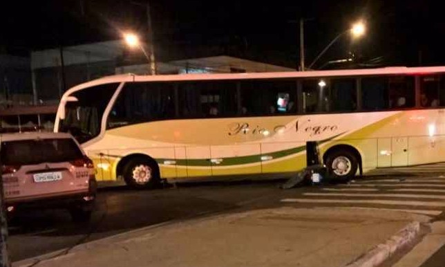 Dupla furta moto e durante perseguição policial, bate em ônibus e morre