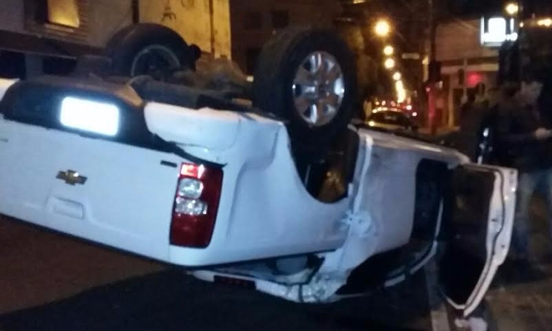 Veículo capota após invadir sinal vermelho e colidir em outro carro na área central
