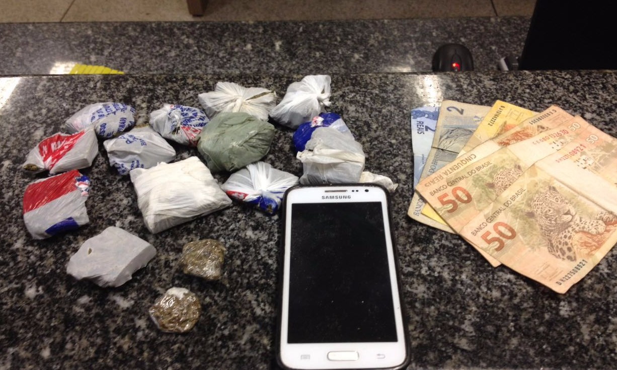 Jovem que escondia droga na areia foi preso pela Polícia Militar ontem (29)