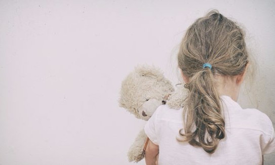 Mãe flagra filha de 8 anos sendo estuprada por um homem de 63 anos