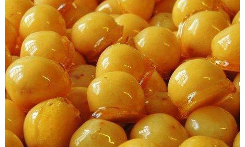 Bala de coco caramelizada é opção alternativa para festas e eventos