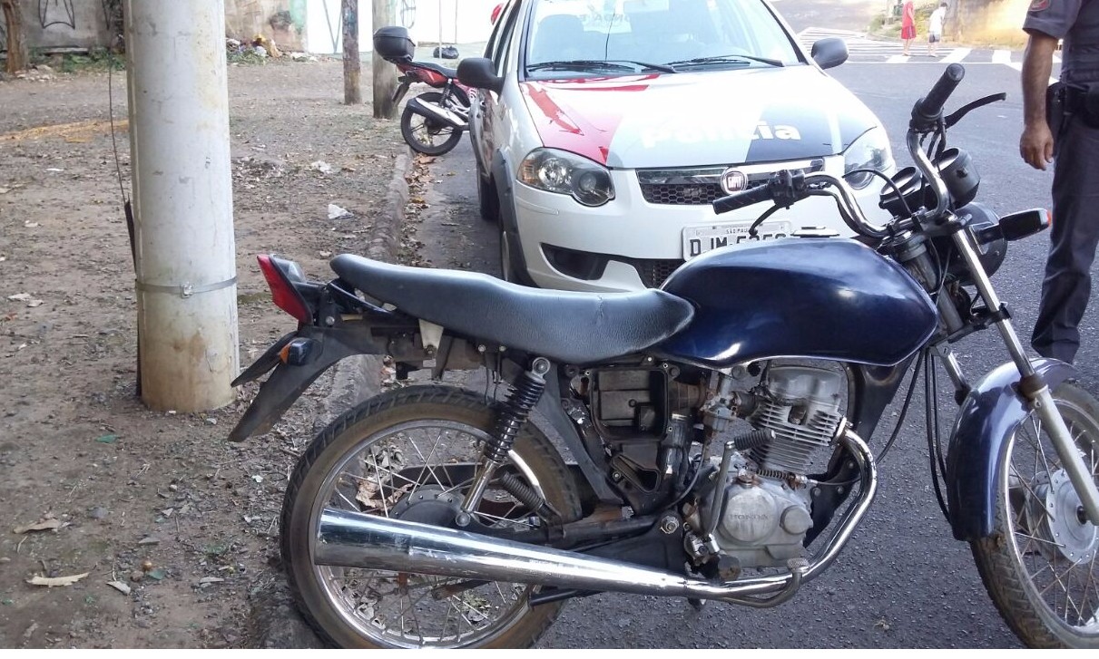 Bandido cai de moto furtada e some no meio do mato. Vítima teve casa revirada
