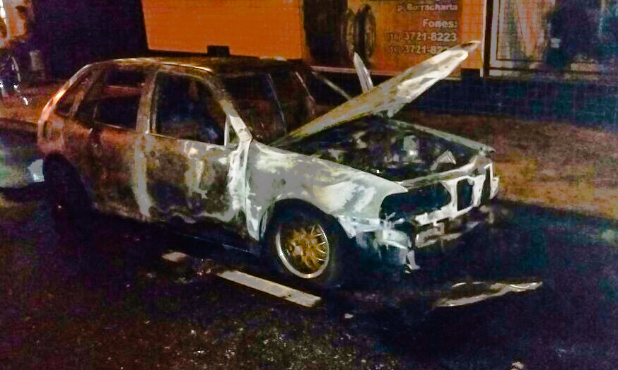 Carro pega fogo e fica completamente destruído no Bairro da Estação