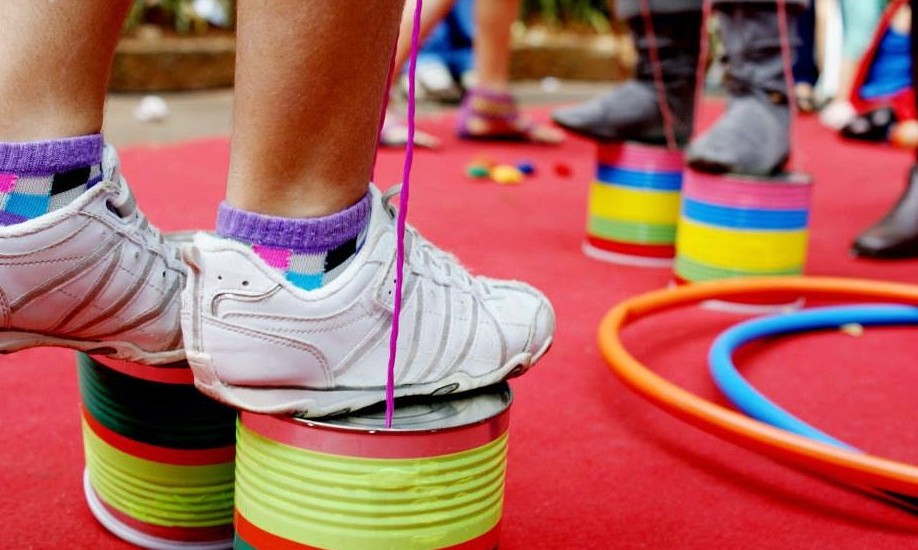 Como criar um divertido brinquedo de lata com as crianças durante as férias