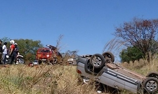 Carro capota e 5 pessoas são encontradas mortas com várias marcas de tiros