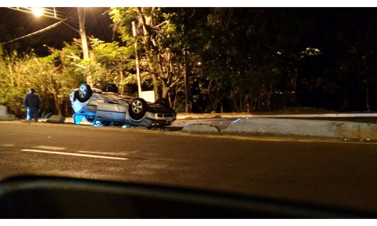 Motorista perde controle de carro, arrebenta mureta e capota na madrugada