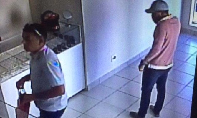 Se passando por clientes, bandidos assaltam joalheria e fogem tranqüilamente