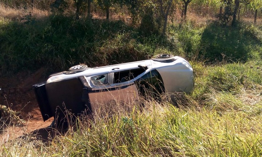 Veículo capota e deixa três pessoas feridas na Rodovia Prefeito Fábio Talarico