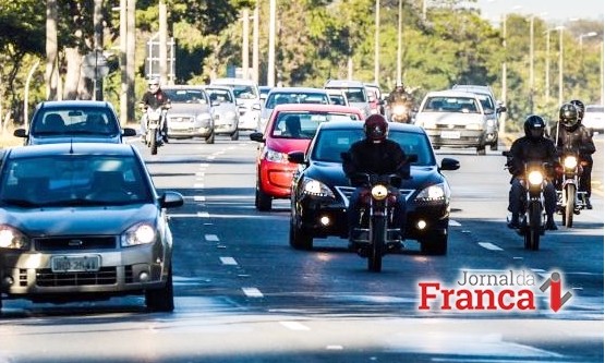 Multa por farol desligado durante o dia pode ser convertida em advertência