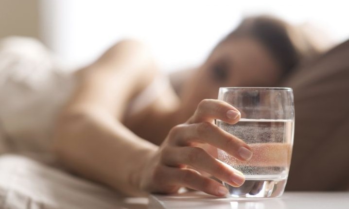 Beber um copo de água antes de dormir pode fazer maravilhas por sua saúde