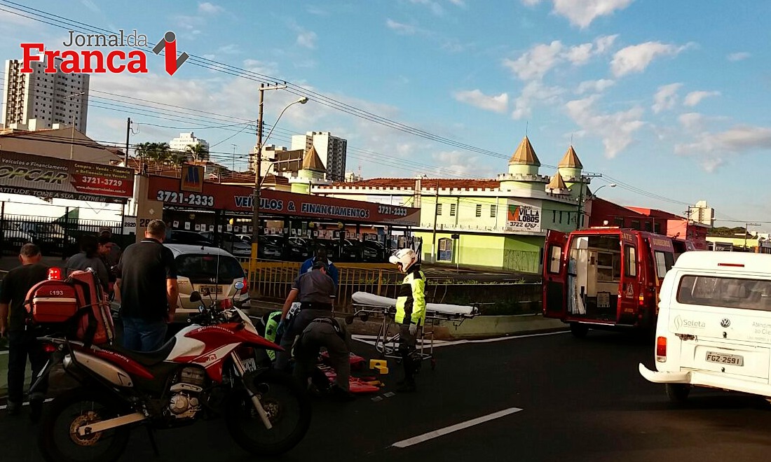 Colisão entre moto e carro deixa mulher ferida na Avenida Hélio Palermo