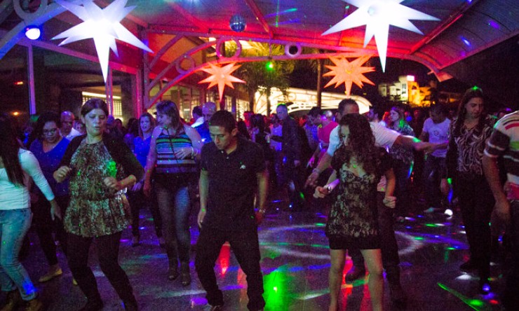 Baile “Flashback – Anos 70, 80 e 90” acontece nesta sexta-feira, 29, em Franca