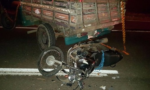 Motoqueiro bate na traseira de caminhonete que estava atravessada na pista