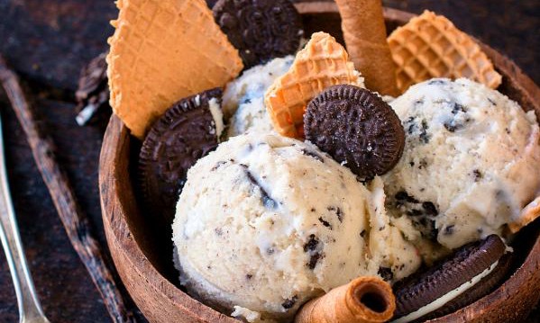 Sorvete caseiro de Oreo com três ingredientes é simplesmente incrível