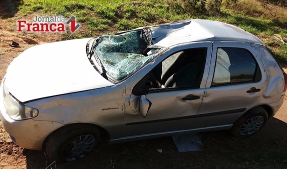 Mulher fica ferida após capotar Fiat Palio na vicinal que liga Franca a Ibiraci
