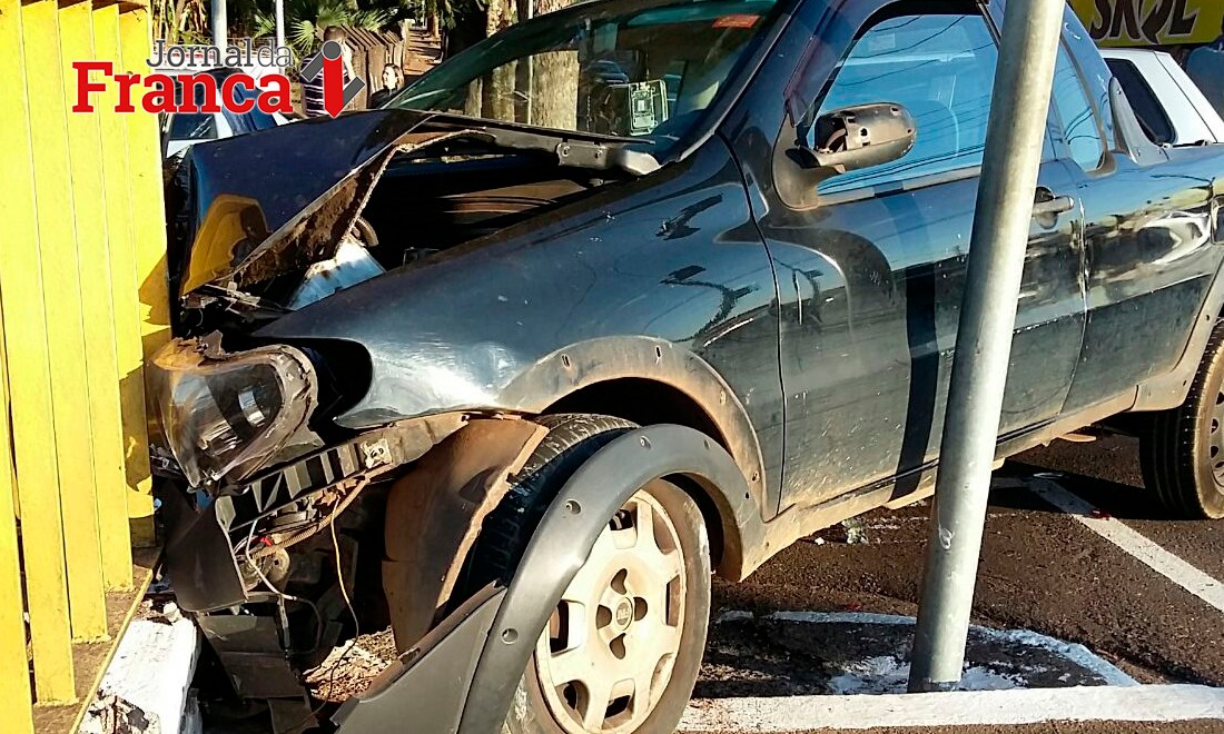 Aposentado tem carro atingido em avenida e quase despenca em córrego