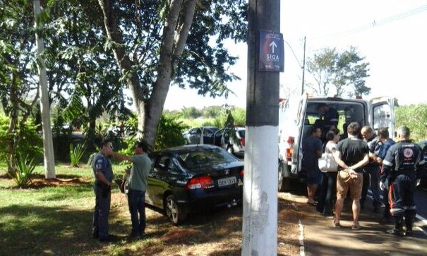 Carro quase despenca em córrego após arrebentar árvore na Alonso y Alonso