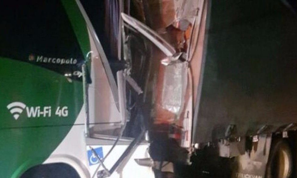 Acidente com ônibus turístico deixa 19 feridos no interior de SP