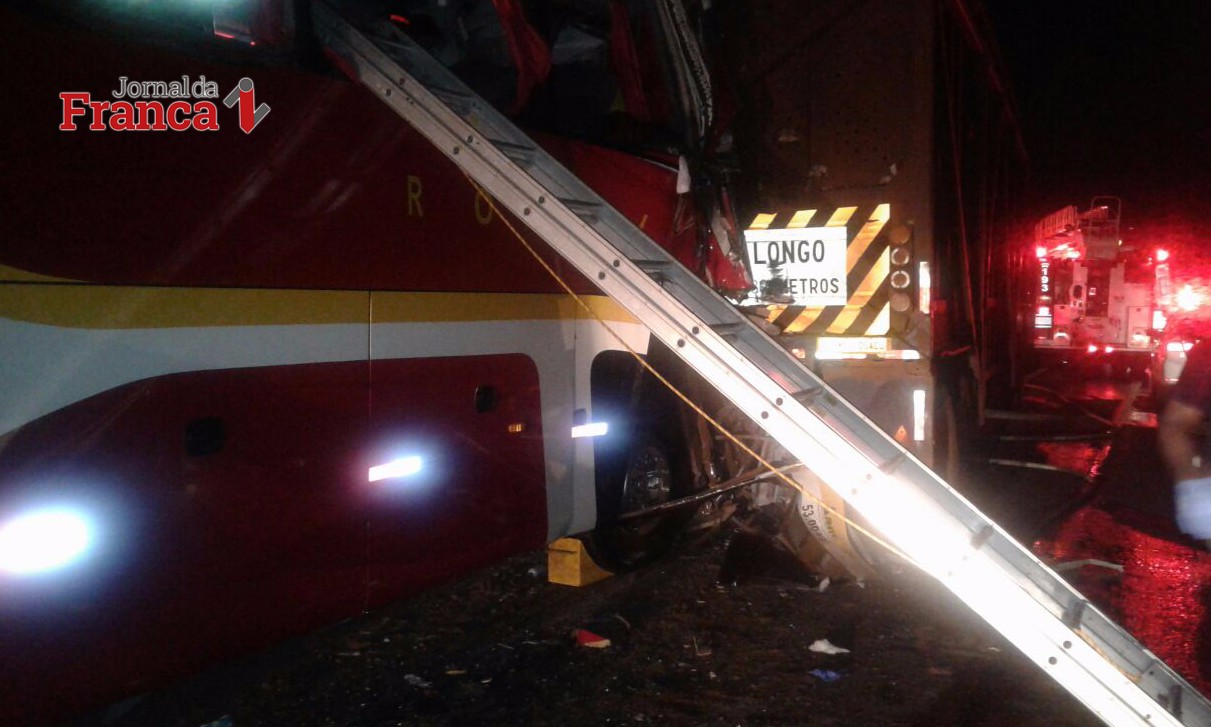 Acidente entre ônibus e caminhão mata mulher próximo à Cravinhos (SP)
