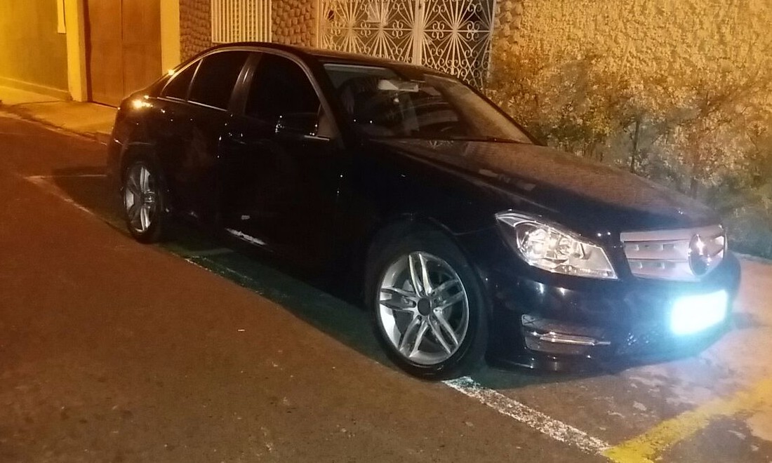 A bordo de uma Mercedes, homem espanca namorada, ameaça promotor e foge