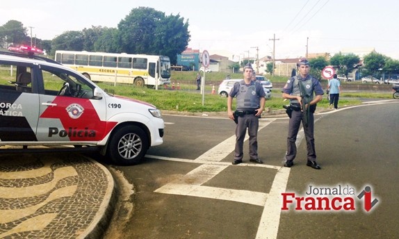 Assalto violento na região tem reféns, perseguição policial e batida em muro