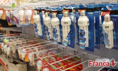 Sem fiscalização, mercados ainda vendem lâmpadas incandescentes proibidas