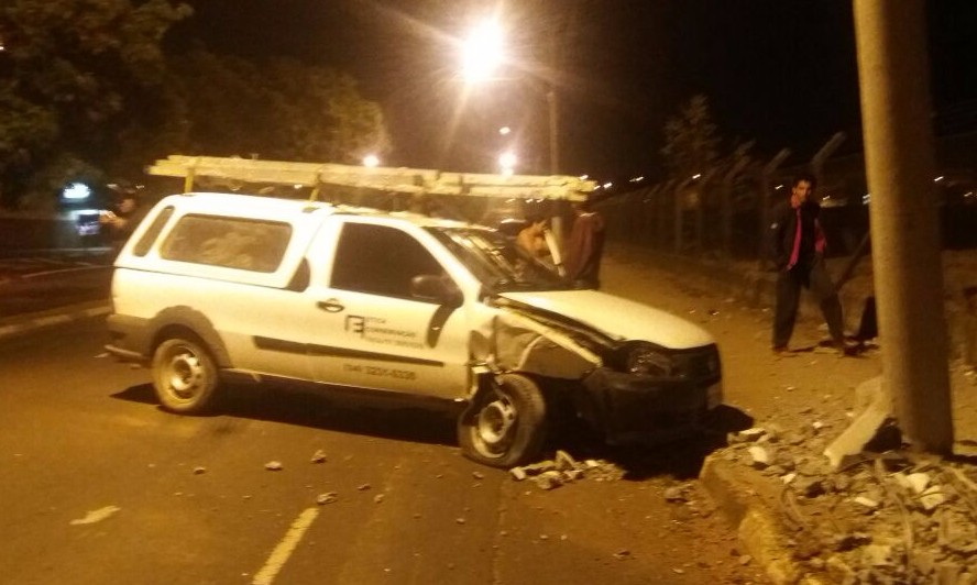 Após perder o controle da direção, homem arrebenta carro em poste no Petráglia